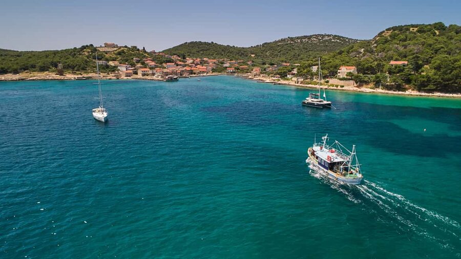 Biograd: Authentic Family friendly Fishing tour in Croatia. - Pulling up the catch by hand