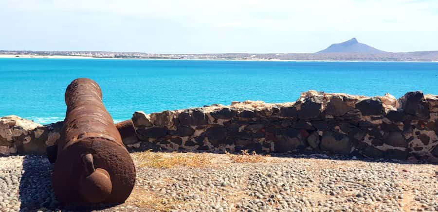 Boa Vista: Motoryacht Trip with Fishing, Snorkel, Beach BBQ - A 6.5-hour day from hotel gate to open water