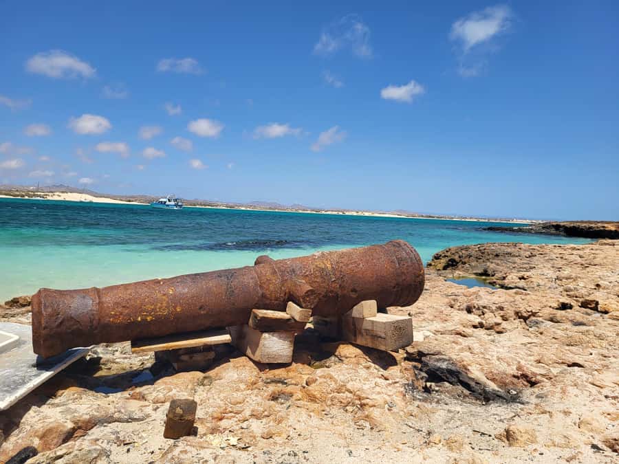 Boa Vista: Motoryacht Trip with Fishing, Snorkel, Beach BBQ - Two hours on an uninhabited island