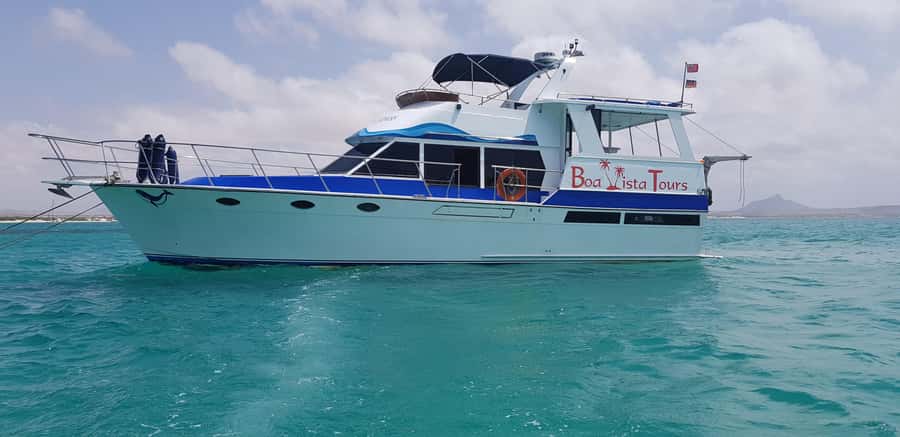 Boa Vista: Motoryacht Trip with Fishing, Snorkel, Beach BBQ - Bottom fishing with lunch in mind