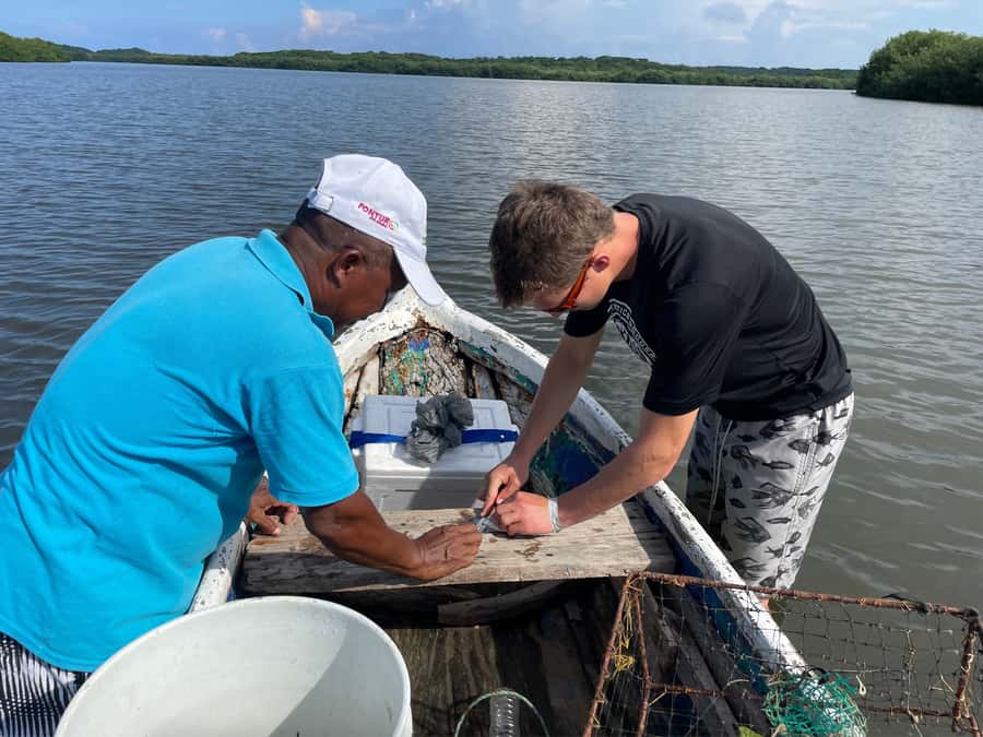 Cartagena Fishing, Crabbing, Birdwatching Experience + Lunch - Lunch by the beach after the lagoon