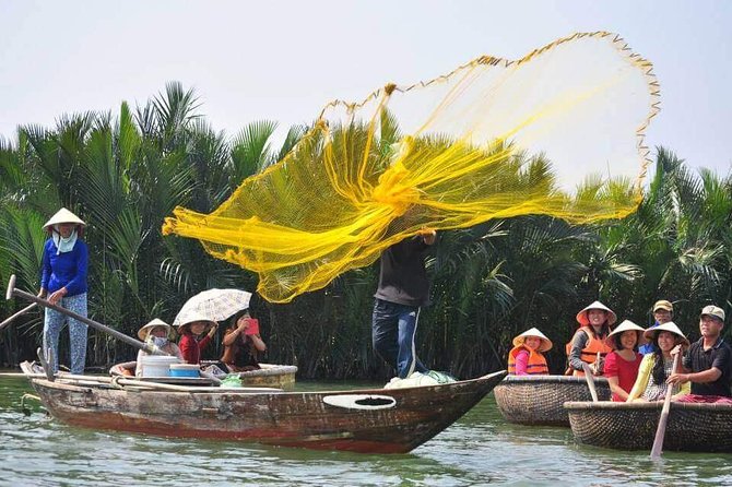 Cooking Class Hoi An:Local Market, Basket Boat, Fishing & Cooking - Trying the net and purple crab fishing