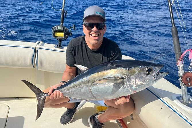 Deep sea fishing charters in Fort Lauderdale aboard 52' Hatteras - Offshore trolling for mahi mahi, tuna, and wahoo
