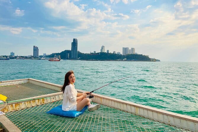 Exclusive Squid Fishing on Chic Floating Café from Pattaya - Learning the basics of squid fishing