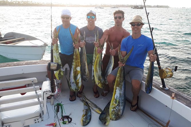 FISHING PRO CHARTERS - Boat Excursion - Sobre Las Olas - Getting the tackle and boat ready