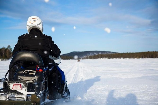 From Saariselkä: Ice Fishing Tour to Lake Inari, reindeers &lunch - Making your fishing hole