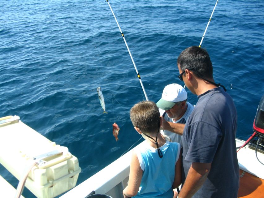 Fuzeta: 2.5-Hour Sport Fishing Tour - Help from the skipper, in four languages