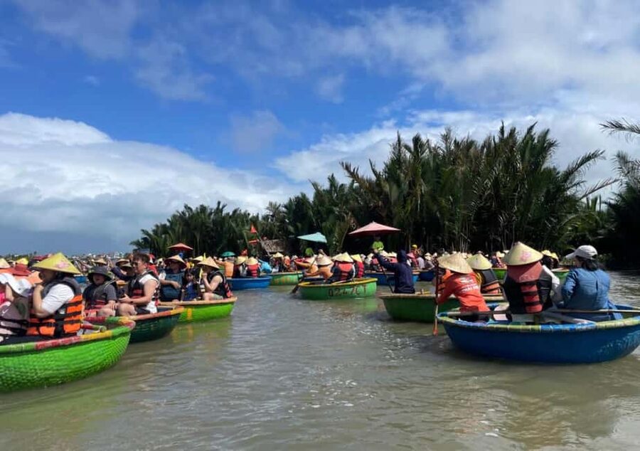 Hoi An: Coconut Basket Boat Ride and Fishing Experience - Learning to paddle and joining the boat race