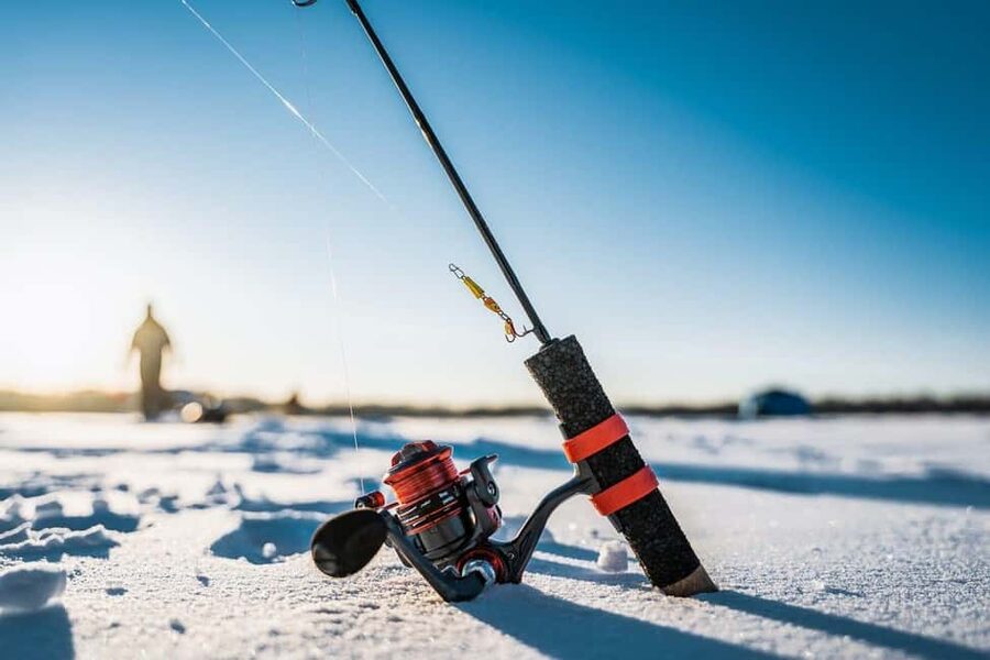 Ice Fishing Adventure in Levi with Salmon Soup - The guide makes a real difference
