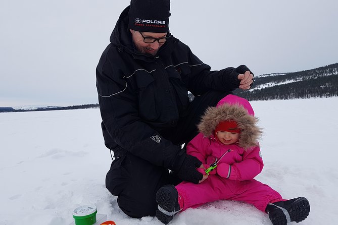 Ice fishing by car with hot beverages at Pyhä-Luosto - The drive from Pyhä-Luosto to the fishing spot