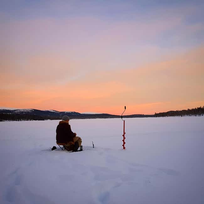 Ice-Fishing by Foot on Lake Ylläsjärvi - Learning to use the pilkki