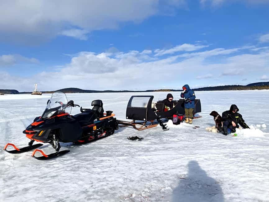 Ivalo: Ice Fishing trip to Lake Inari - Quiet time on the ice