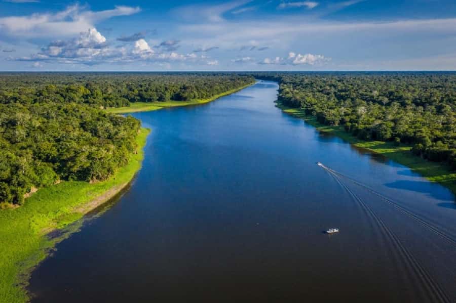 Manaus : A day of fishing on the Rio Negro - A floating restaurant and a regional lunch