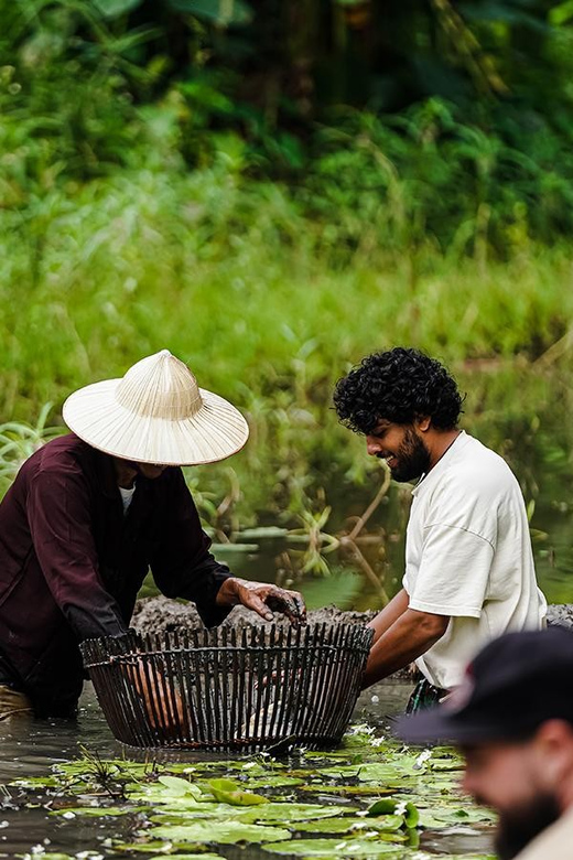 Ninh Binh: Rice planting and fishing by basket tour - Catching fish with the traditional nom