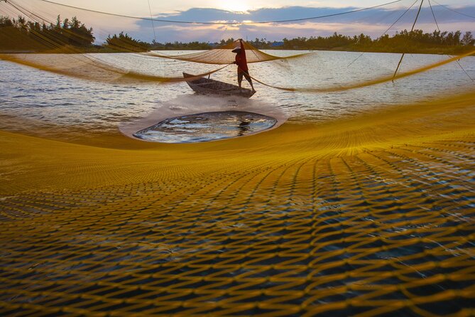Photography Tour Hoi An Fishing Nets - Duy Vinh: Photographing Nets by Hand