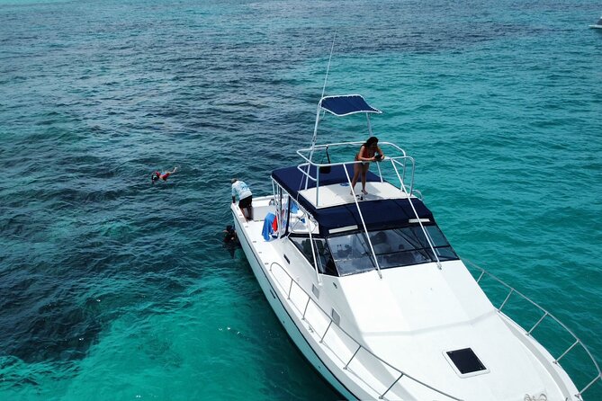 Private 38' Defender Sportfishing/Swim with Pigs in Nassau - The second reef and your choice of beach time