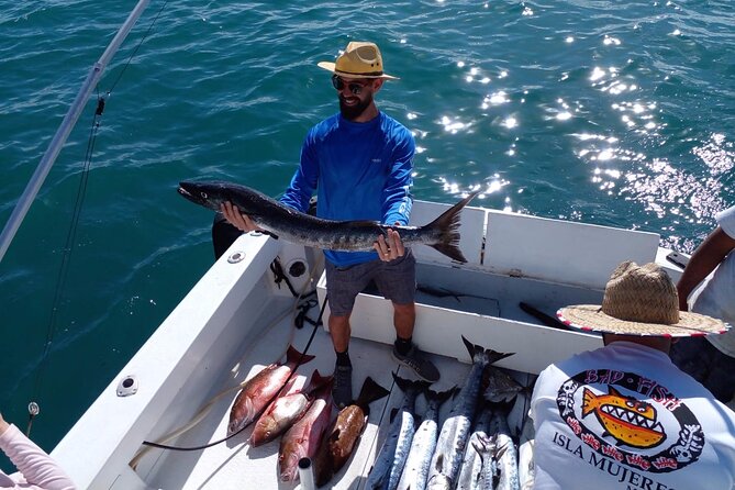 Private fishing charter Bertram 31ft 6 pax max if you don't fish you don't pay - Meeting the boat at Cancun Sunset Marina