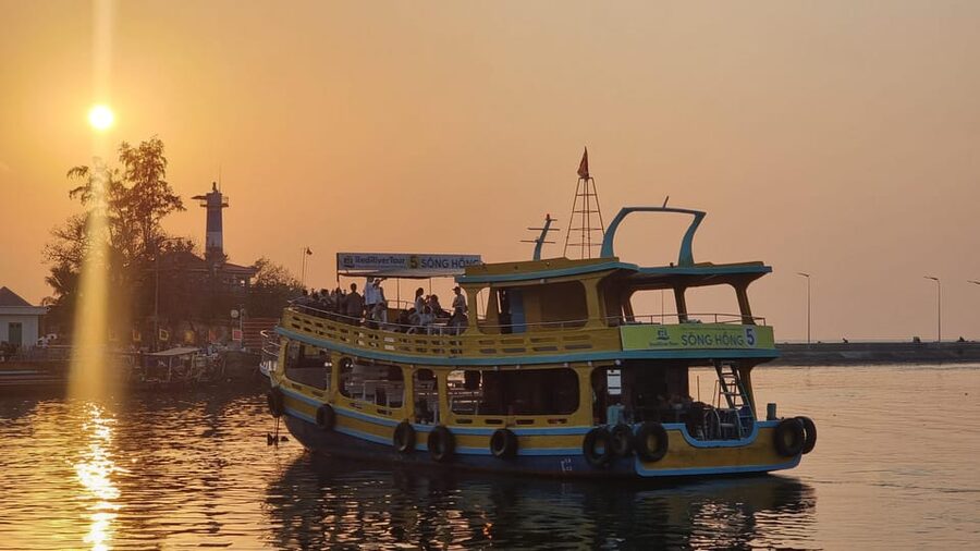 RedRiverTours - Enjoying Sunset & Night Squid Fishing - Trying traditional night squid fishing