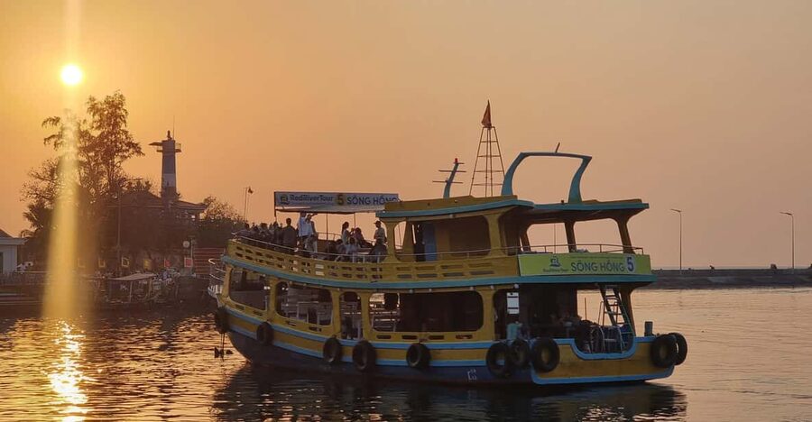 RedRiverTours - Enjoying Sunset & Night Squid Fishing - Watching sunset in the middle of the sea