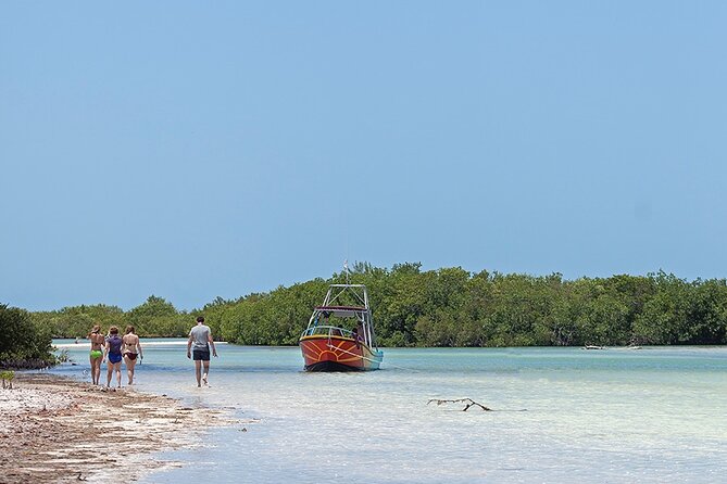 Relaxing private boat tour to Cabo Catoche with fishing - Ceviche on the sand