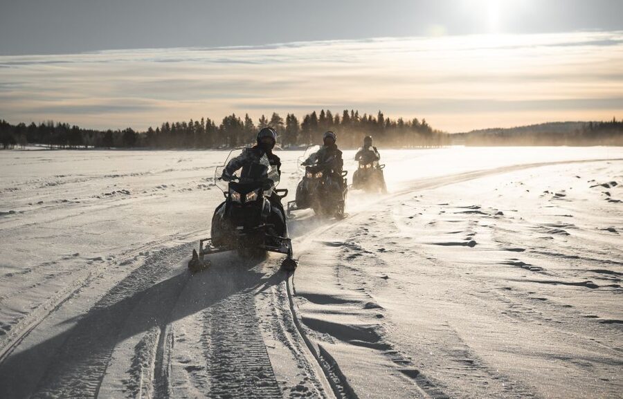 Rovaniemi: Electric Snowmobile Safari Tour with Ice Fishing - Riding across frozen Lake Lehtojärvi