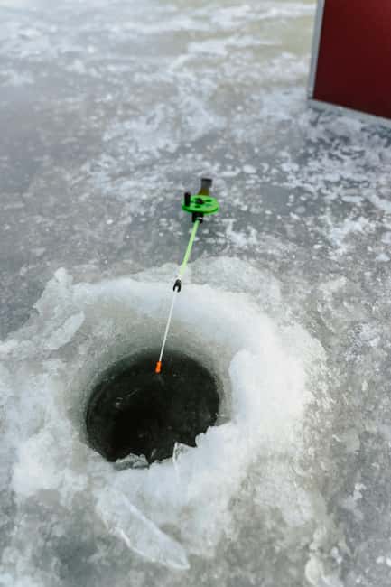 Rovaniemi: Ice Fishing Trip with Snacks and Drinks - Learning the simple craft of ice fishing