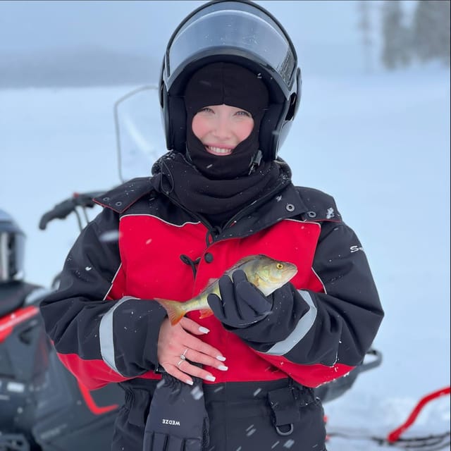 Saariselkä: Ice Fishing Tour to Lake Inari, reindeers& lunch - From Saariselkä to Ivalo in warm winter gear