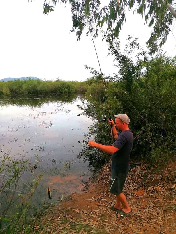 Siem Reap: Fishing in the rice fields, in the villages of Siem Reap - Learning the frog-bait fishing method