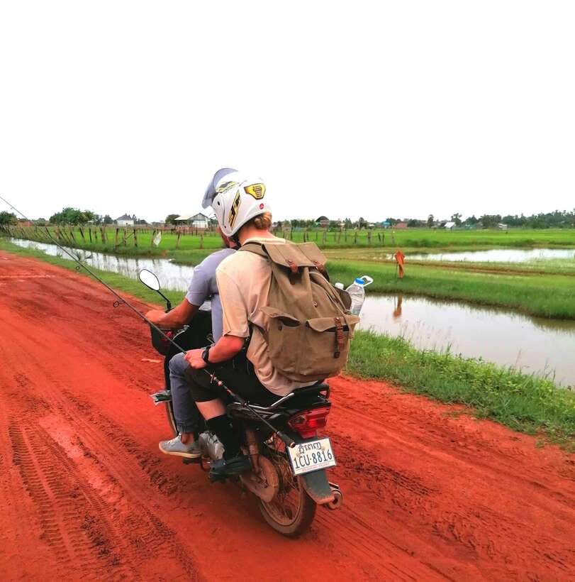 Siem Reap: Fishing in the rice fields, in the villages of Siem Reap - Cooking the catch and eating lunch in a village