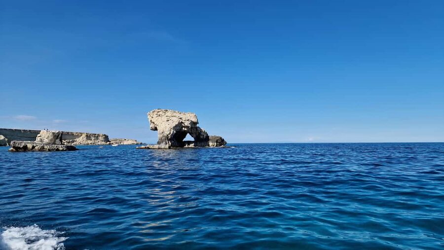 Siracusa: Ortigia +sea caves +fishing experience - Entering the sea caves near Siracusa