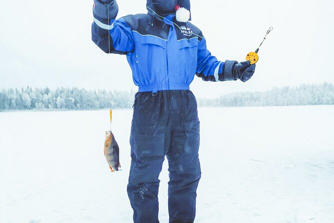 Snowmobiling and ice fishing in Apukka Resort, Rovaniemi - A short stop for ice fishing