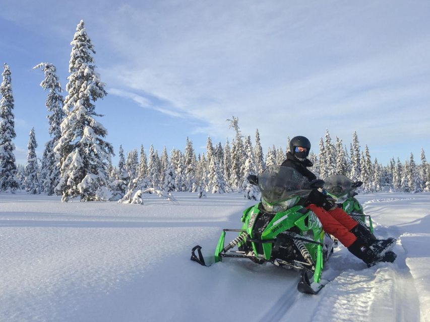 Wilderness Tour with Snowmobile & Ice Fishing - Learning to handle the snowmobile safely